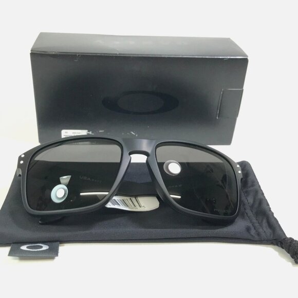 Oakley Sunglasses Matte Black Frames with Grey Lens New
